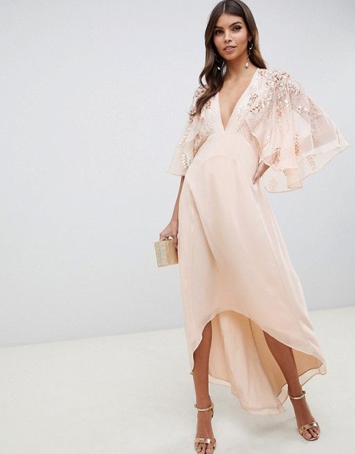 Jakie buty do kremowej sukienki